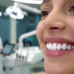 Colocación de una funda dental de cerámica: indicaciones y cuidados