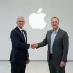 Apple annonce la transition de Tim Cook au poste de président exécutif tandis que John Ternus prend la relève en tant que nouveau PDG, marquant un nouveau chapitre dans la direction de l’entreprise.